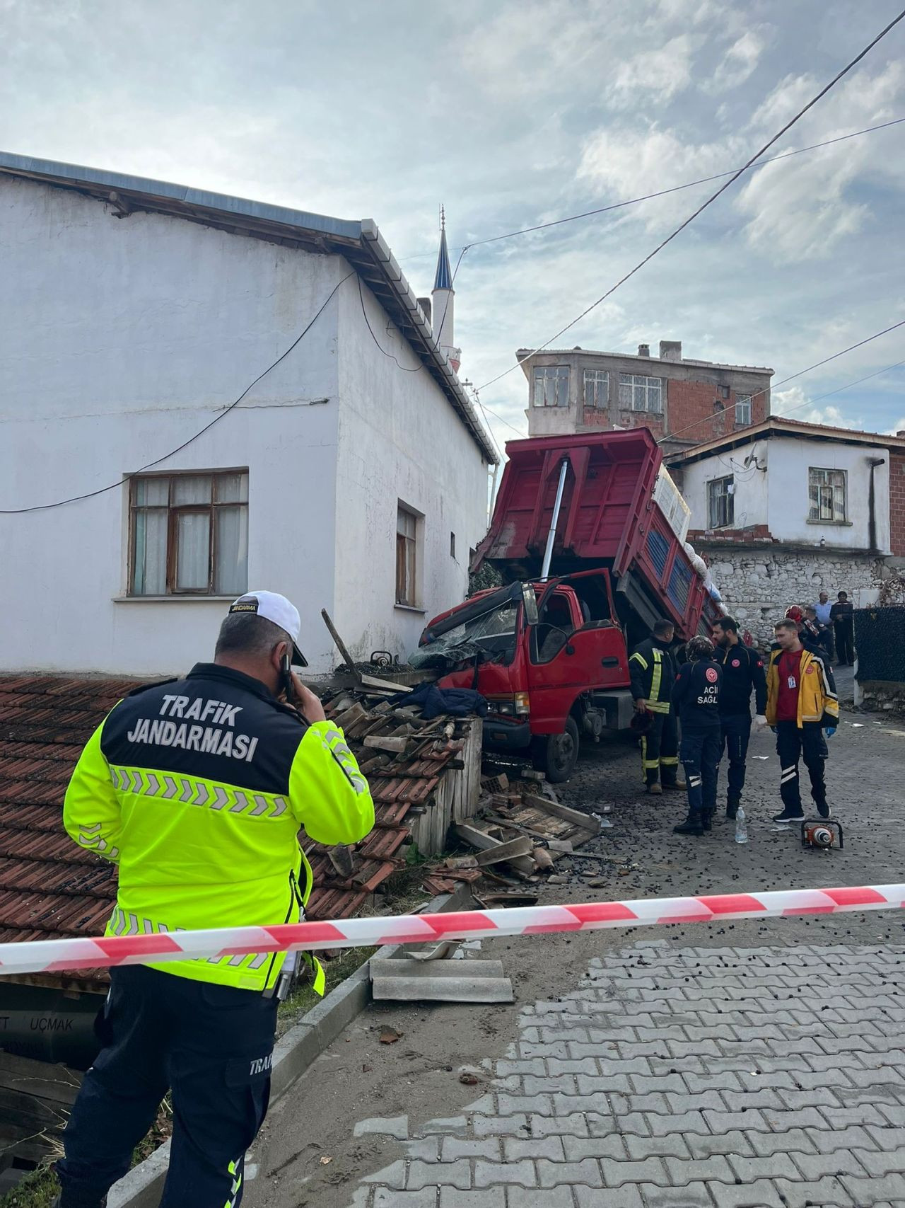 Zeytin Yüklü Kamyonet Ev Duvarına Çarptı: 1 Ölü, 2 Yaralı - Sayfa 4