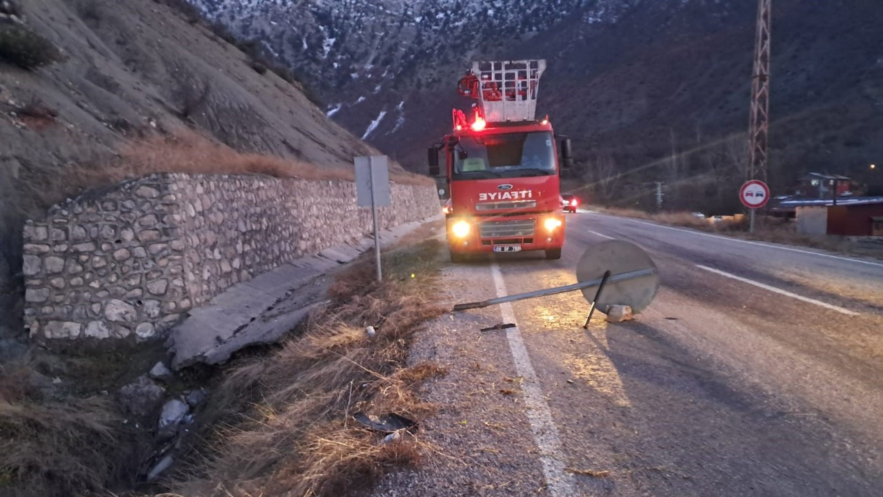 Artvin’de Otomobil Trafik Levhasına Çarptı: 3 Kişi Yaralandı