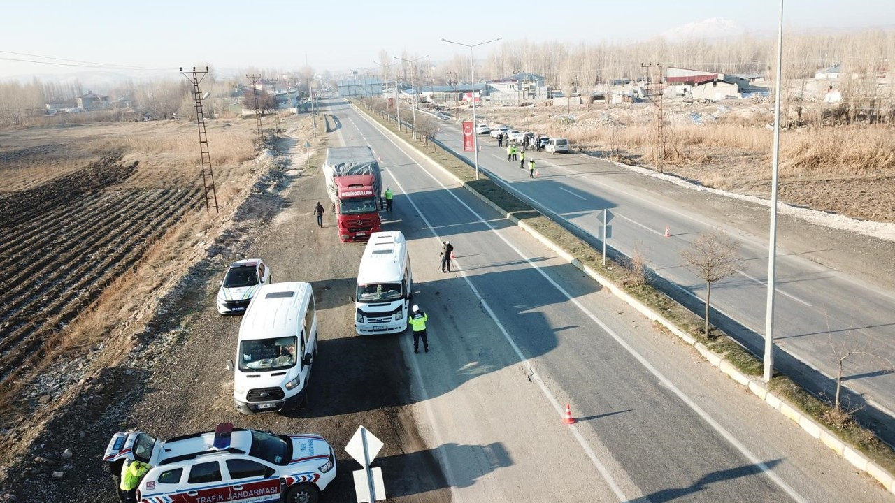 Erciş’te Kış Lastiği Denetimi: Ceza Yağdı, 5 Araç Trafikten Men Edildi