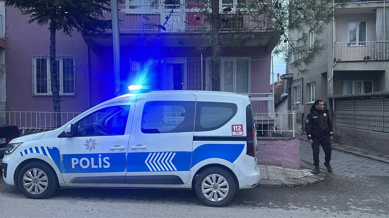 Uşak’ta Aile İçi Tartışma Kanlı Bitti: Genç Kadın Kocasını Bıçakladı