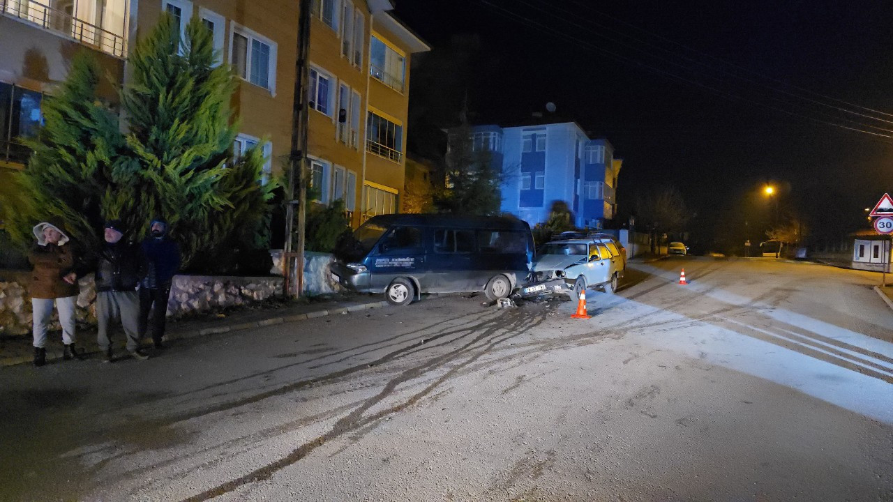 Safranbolu’da Alkollü Sürücü Minibüse Çarptı: Hafif Yaralandı