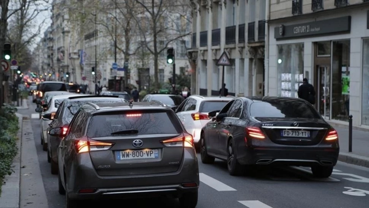 Fransa'da Taksicilerin Eylemi Otoyolları Felç Etti