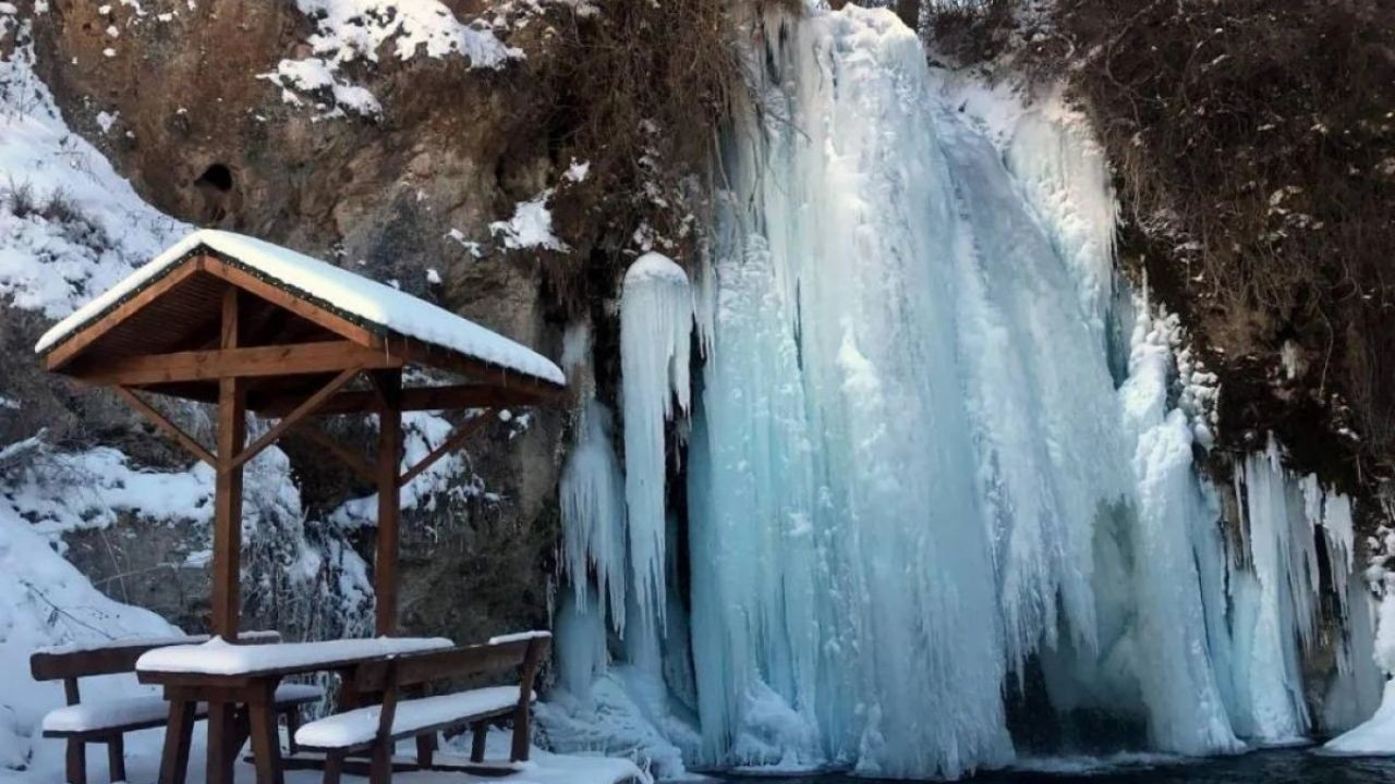 Bayburt'ta Eksi 20 Dereceye düşen Hava, Şelaleyi Buz Tutturdu!