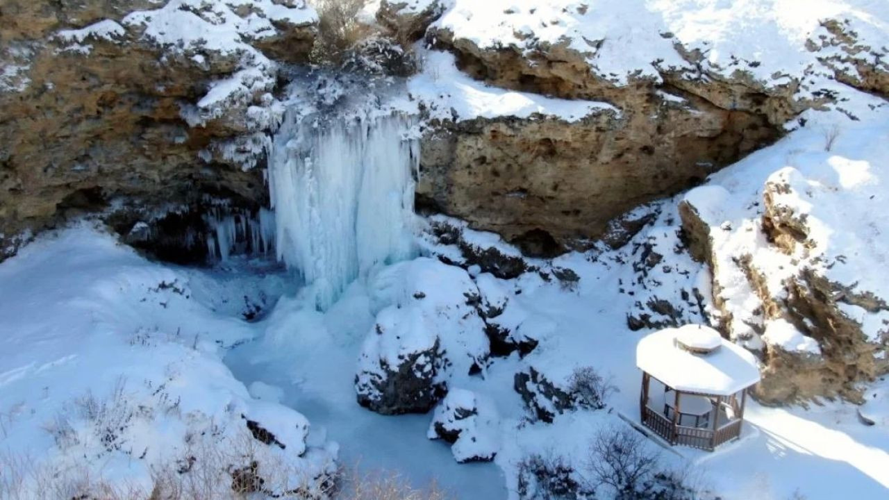 Bayburt'ta Eksi 20 Dereceye düşen Hava, Şelaleyi Buz Tutturdu! - Sayfa 1