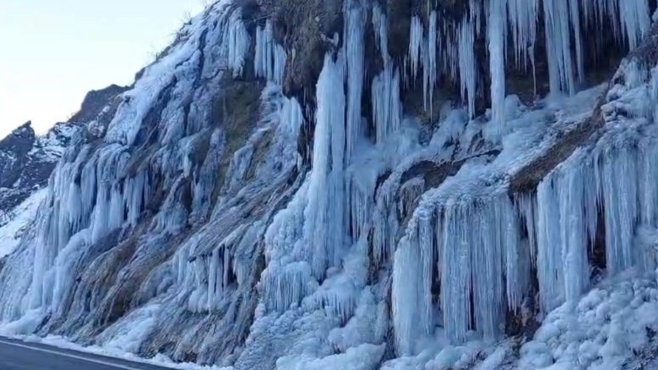 Tunceli'de 'Ağlayan Kayalar' Dondu