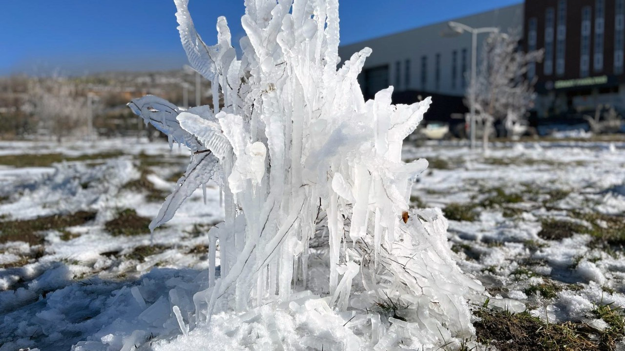 Yozgat’ta Soğuk Hava Buz Sarkıklarıyla Görsel Şölene Dönüştü