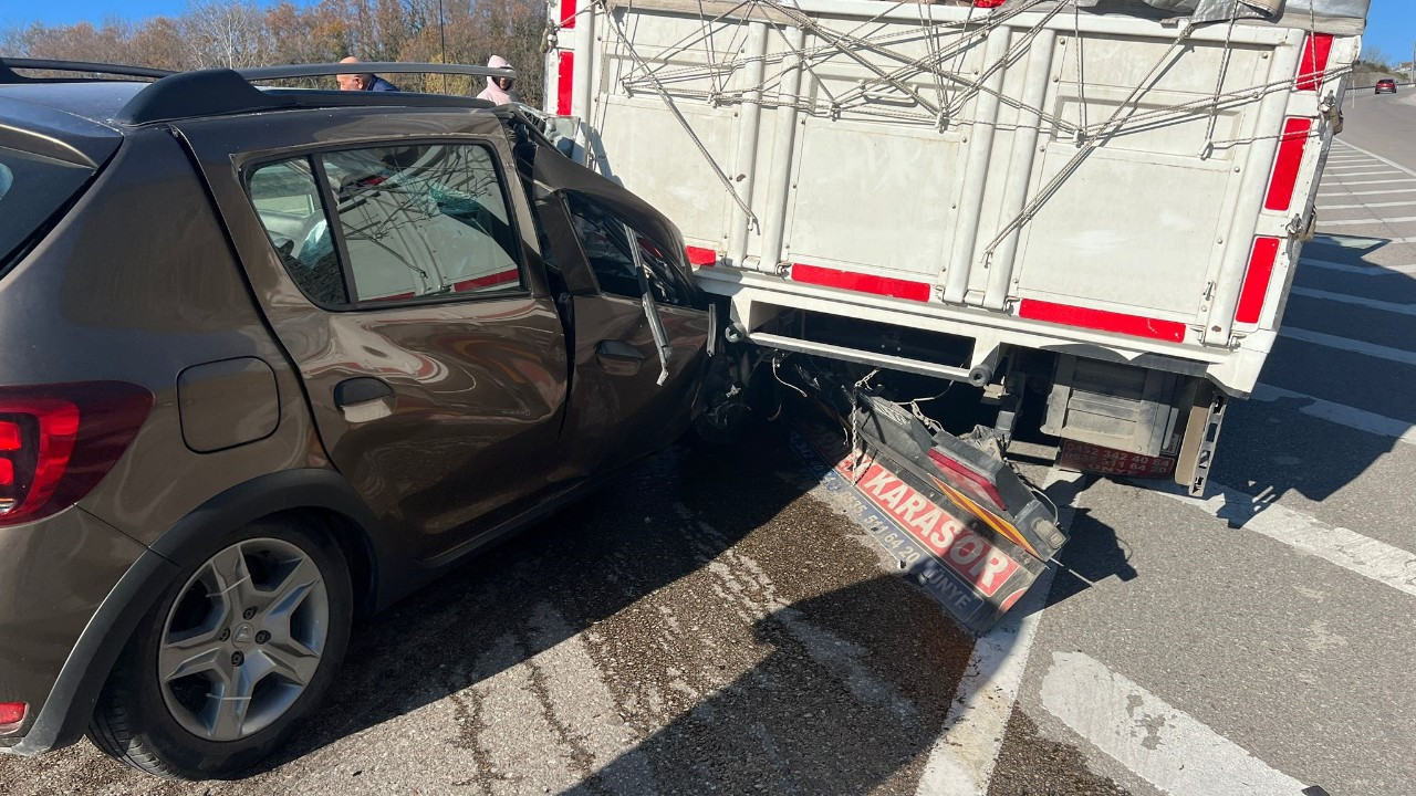 Sinop'ta Otomobil Kamyonun Altına Girdi: 1 Yaralı