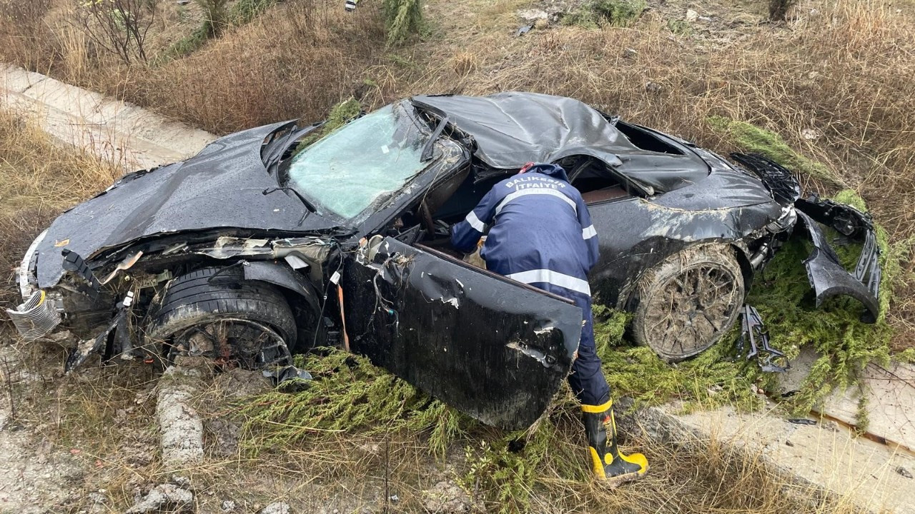 Balıkesir'de Otomobil Otobanda Şarampole Uçtu: 1 Yaralı