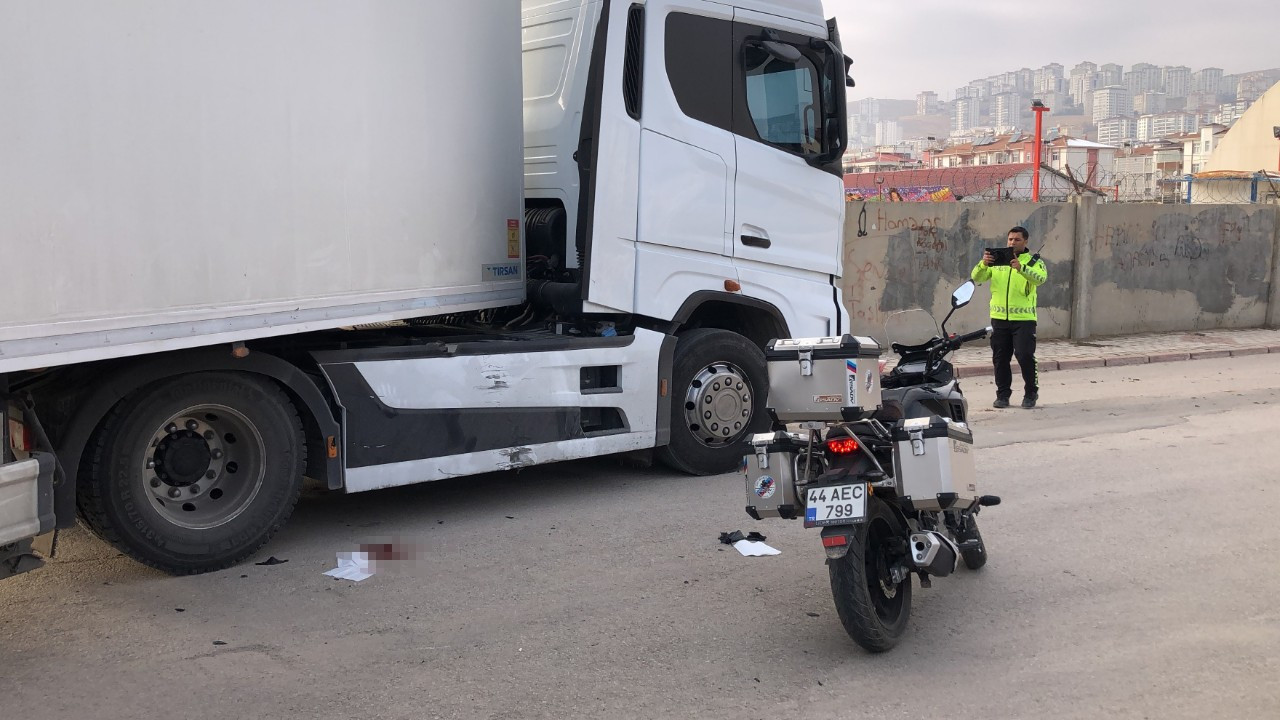 Elazığ'da Tır İle Çarpışan Motosikletli Yaralandı