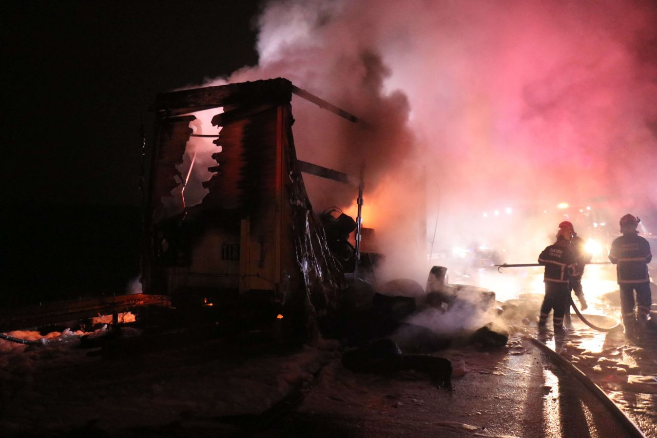 Kuzey Marmara Otoyolu’nda Lastik Yüklü Römork Alevlere Teslim Oldu - Sayfa 1