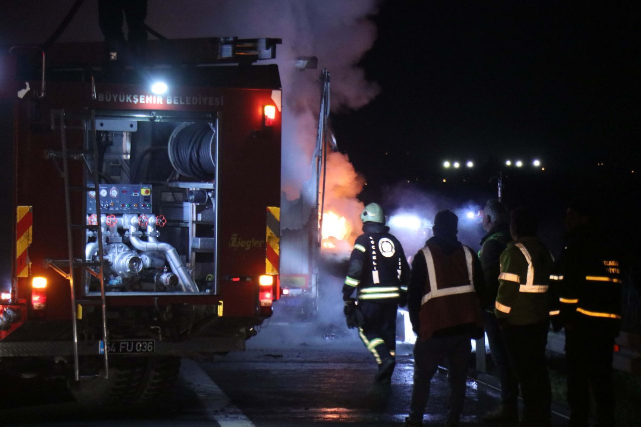 Kuzey Marmara Otoyolu’nda Lastik Yüklü Römork Alevlere Teslim Oldu - Sayfa 4