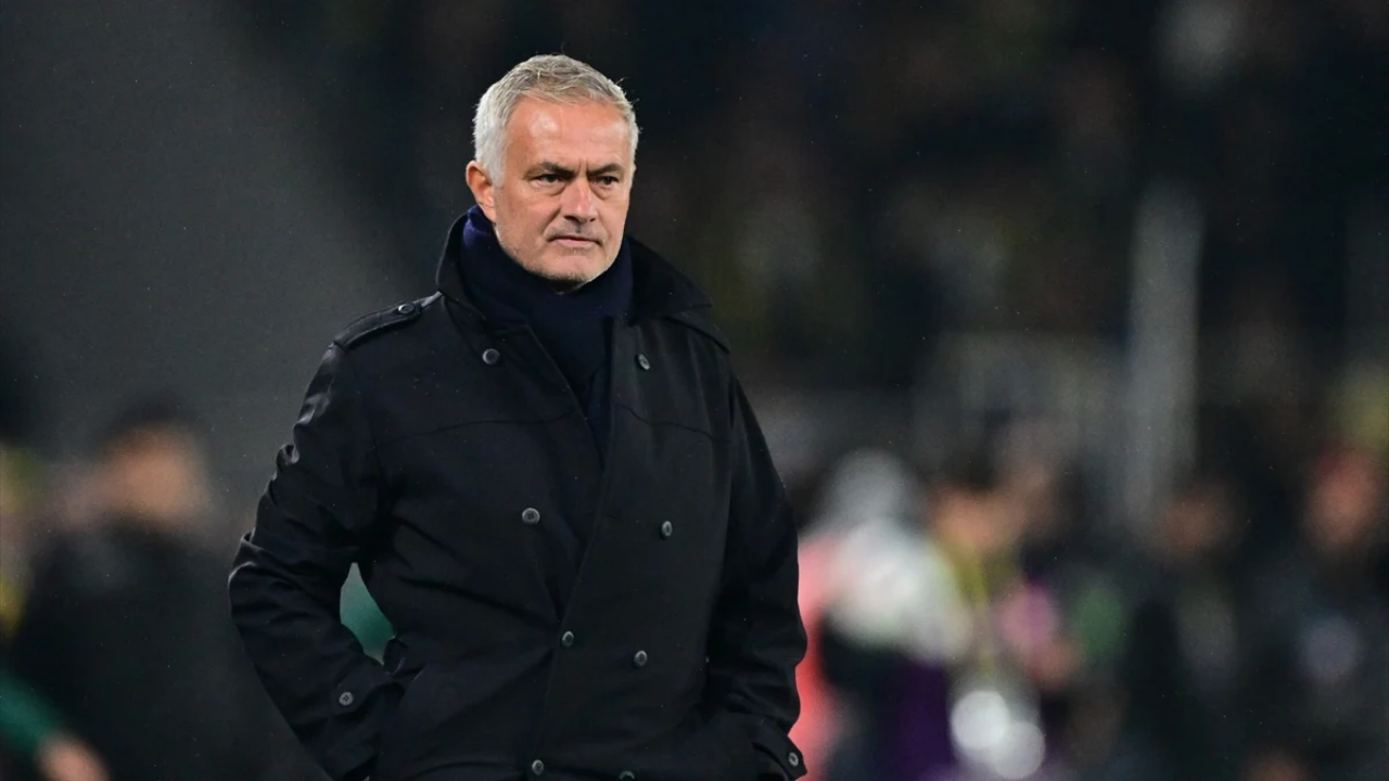 Jose Mourinho, Sahada Fenalaşan Eski Oyuncusu Edoardo Bove’yi Unutmadı