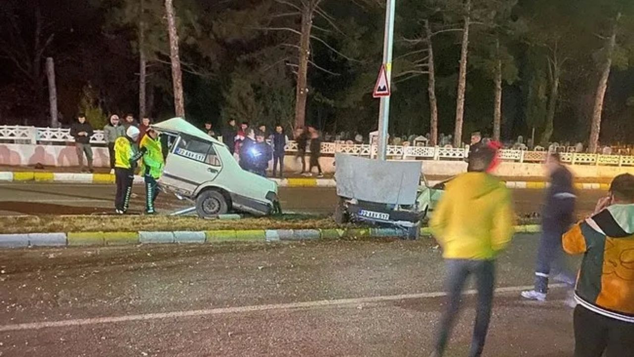 Edirne'de Korkunç Kaza: Aydınlatma Direğine Çarpan Araç İkiye Bölündü, 20 Yaşındaki Genç Kurtarılamadı!