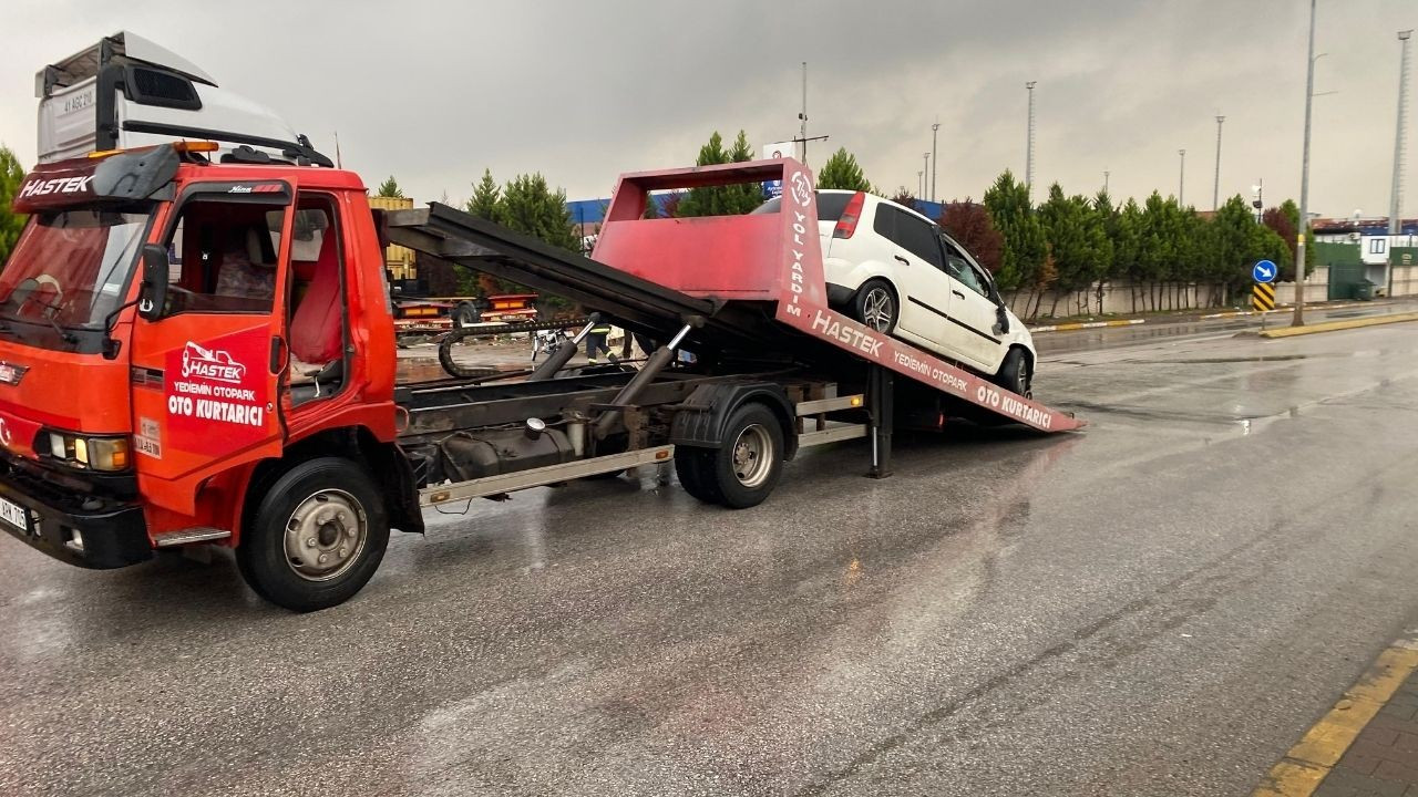 Tıra çarpan otomobilin sürücüsü yaralandı