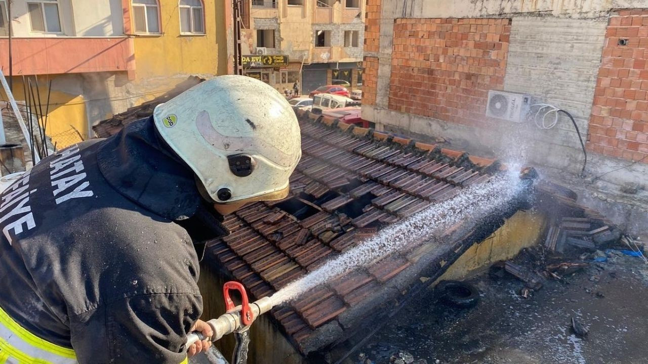 Kırıkhan'da Metruk Binada Yangın Çıktı!