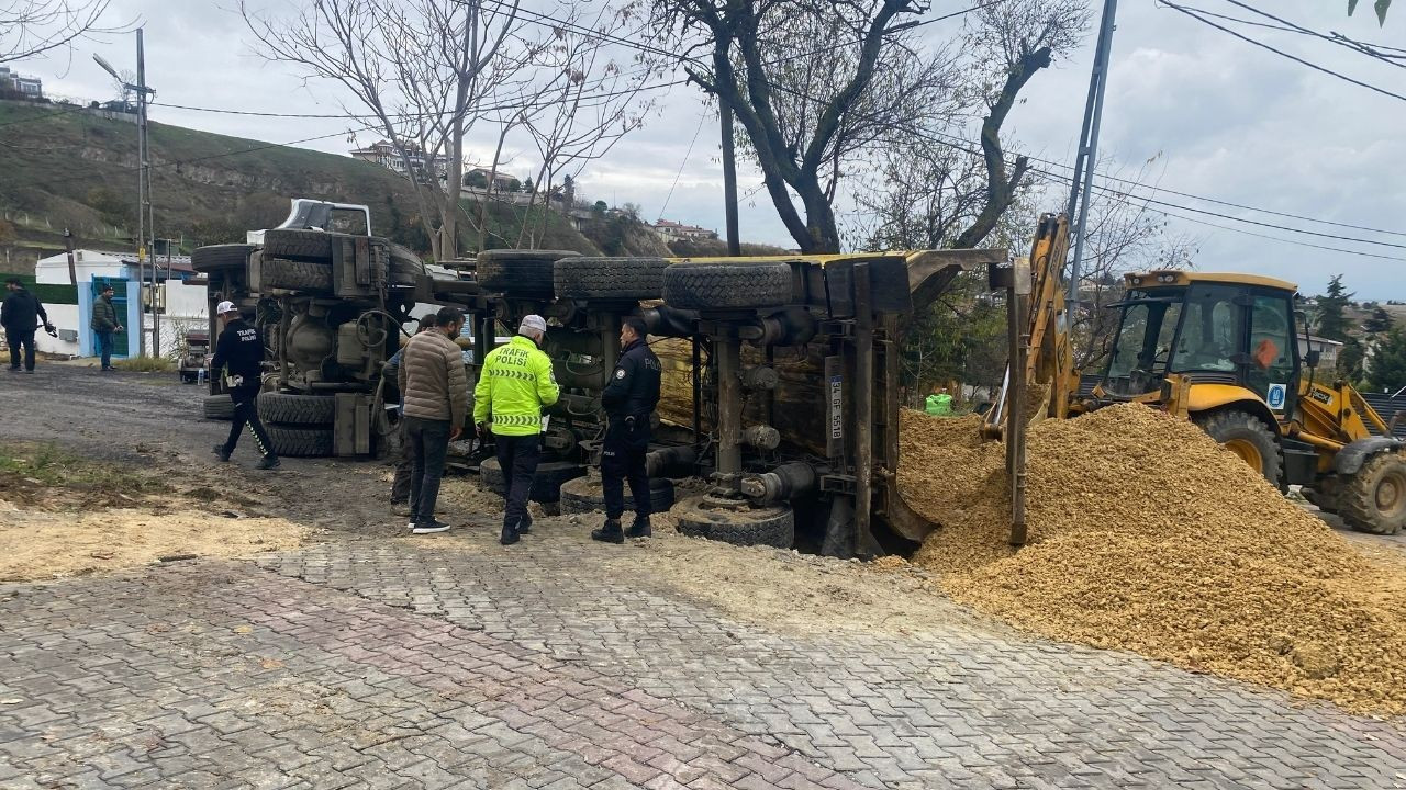 İSKİ’nin çalışması sırasında yol çöktü, hafriyat kamyonu devrildi..