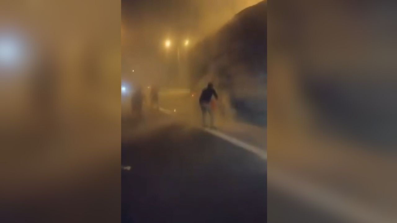 Lastiği Tutuşan Tırı Hızlı Müdahale İle Kül Olmaktan Kurtardılar