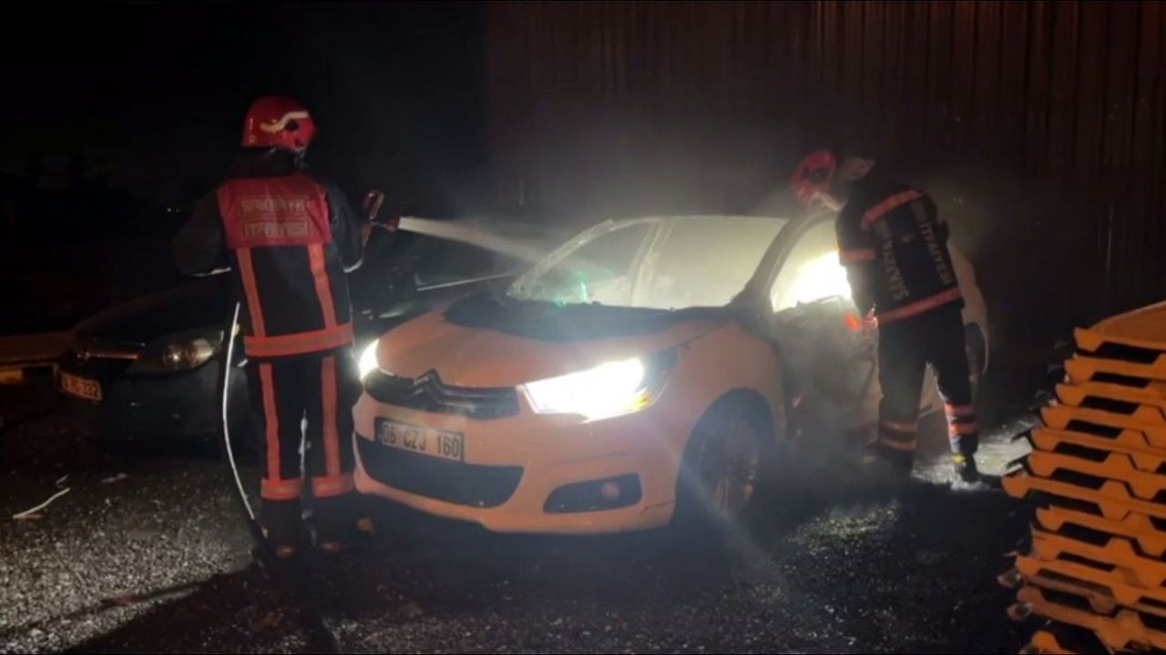 Park halindeki otomobil alev aldı: 2 yaralı - Sayfa 1