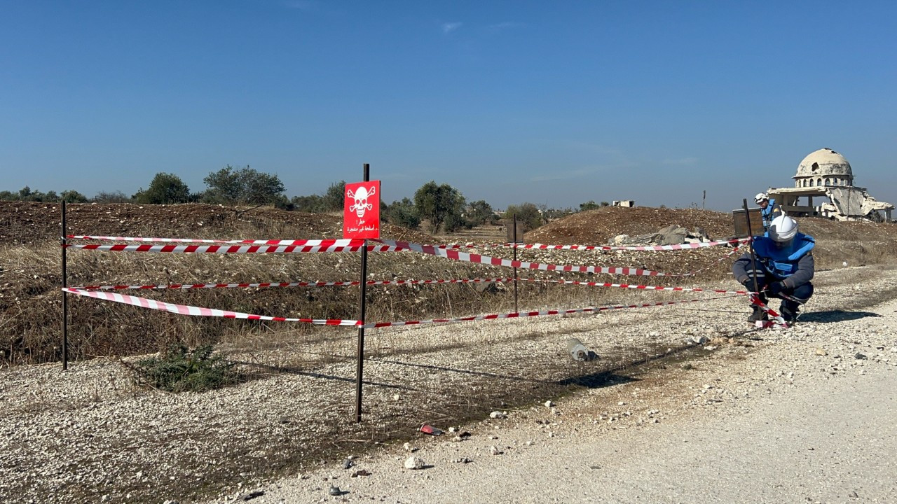 PKK'dan Kurtarılan Tel Rıfat'ta, Yollardaki Patlayıcılar Beyaz Baretliler Tarafından Temizleniyor