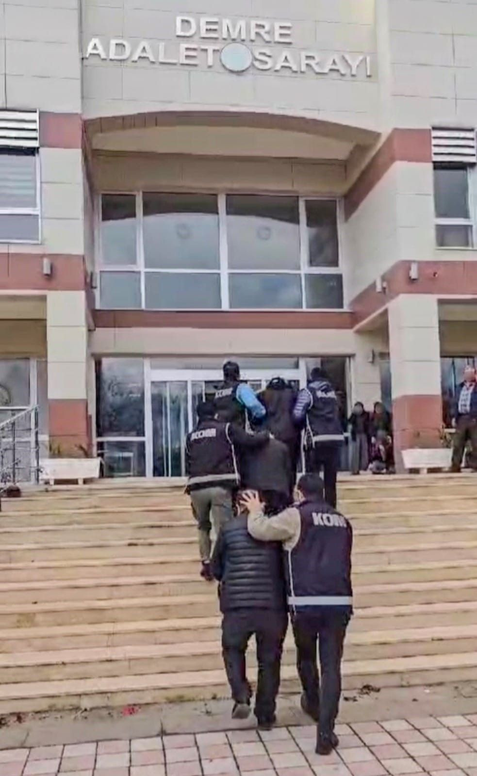 Antalya'da Kaçak Silah Ve Tefecilik Suçundan 4 Kişi Tutuklandı! - Sayfa 5