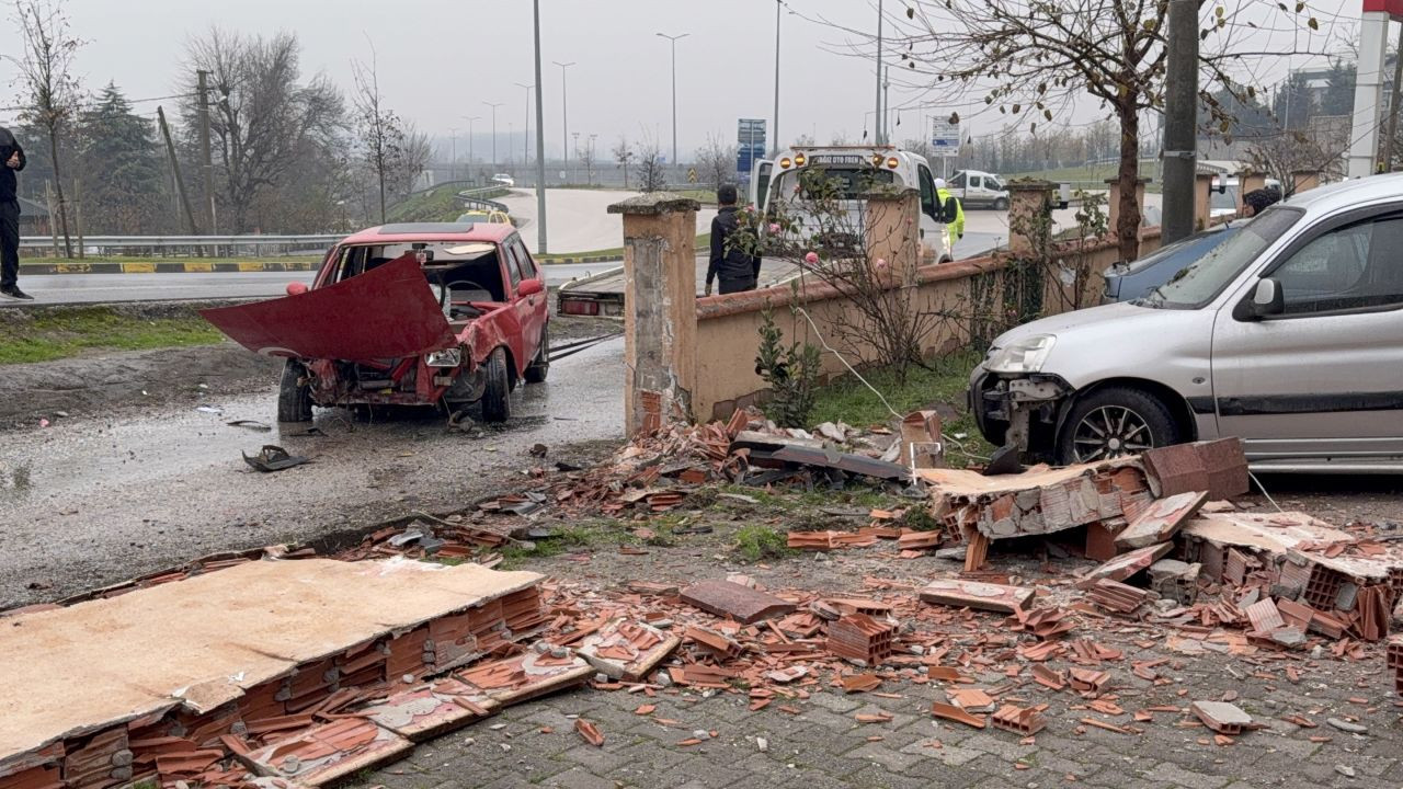 Düzce'de Kontrolden Çıkan Araç Bahçe Duvarını Yıktı: 3'ü Çocuk 5 Kişi Yaralandı! - Sayfa 1