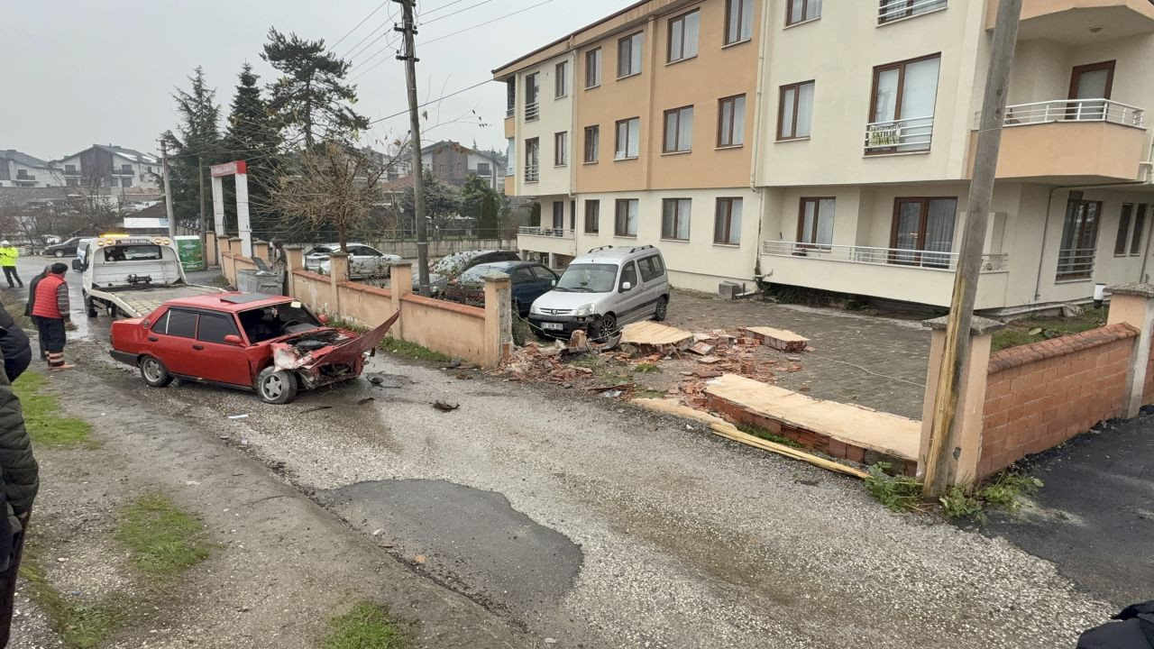 Düzce'de Kontrolden Çıkan Araç Bahçe Duvarını Yıktı: 3'ü Çocuk 5 Kişi Yaralandı! - Sayfa 3