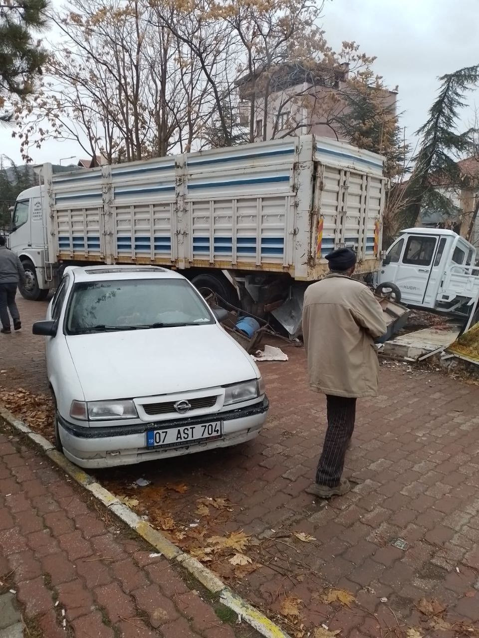 Isparta'da Freni Boşalan Kamyon Ortalığı Savaş Alanına Çevirdi - Sayfa 5