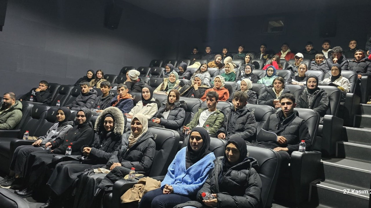 Bingöl'de Polis Ekipleri Öğrencileri Sinemaya Götürdü