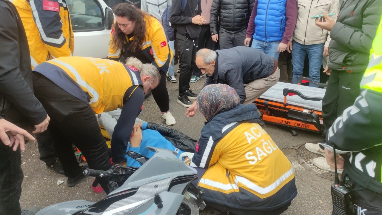 Bursa'da Motosiklet Hafif Ticari Araca Çarptı: 2 Yaralı