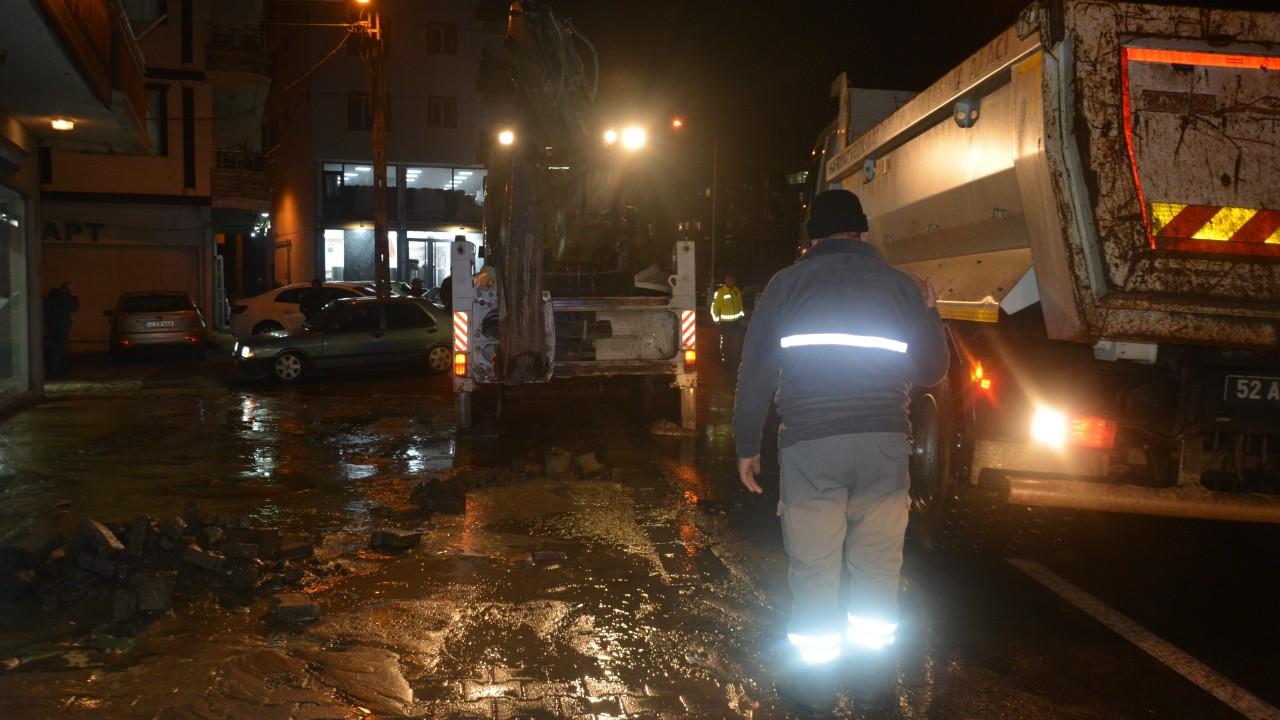 Ordu'da Şebeke Suyu Patladı, Cadde Sular Altında Kaldı