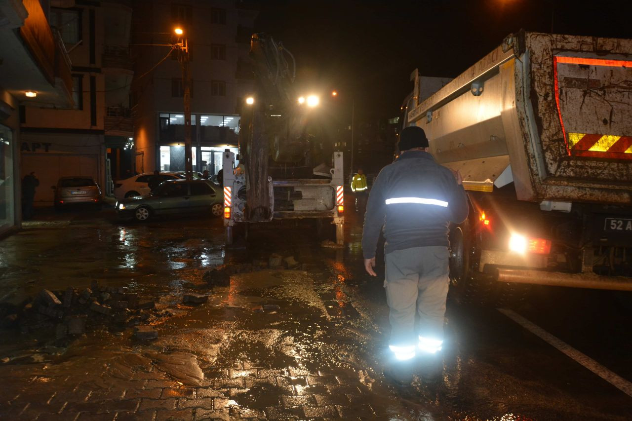 Ordu'da Şebeke Suyu Patladı, Cadde Sular Altında Kaldı - Sayfa 3