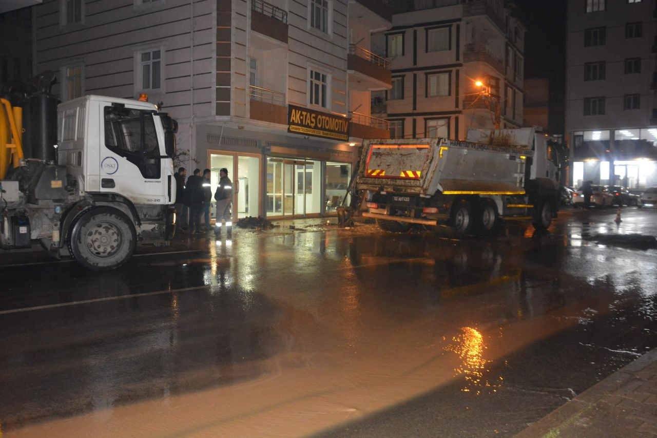 Ordu'da Şebeke Suyu Patladı, Cadde Sular Altında Kaldı - Sayfa 4