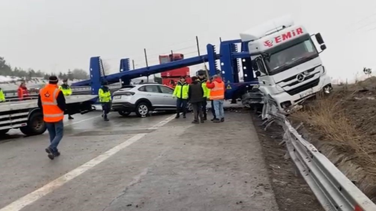 Bolu TEM Otoyolu’nda Tır Makasladı, Otomobil Dorseye Çarptı: 1 Yaralı