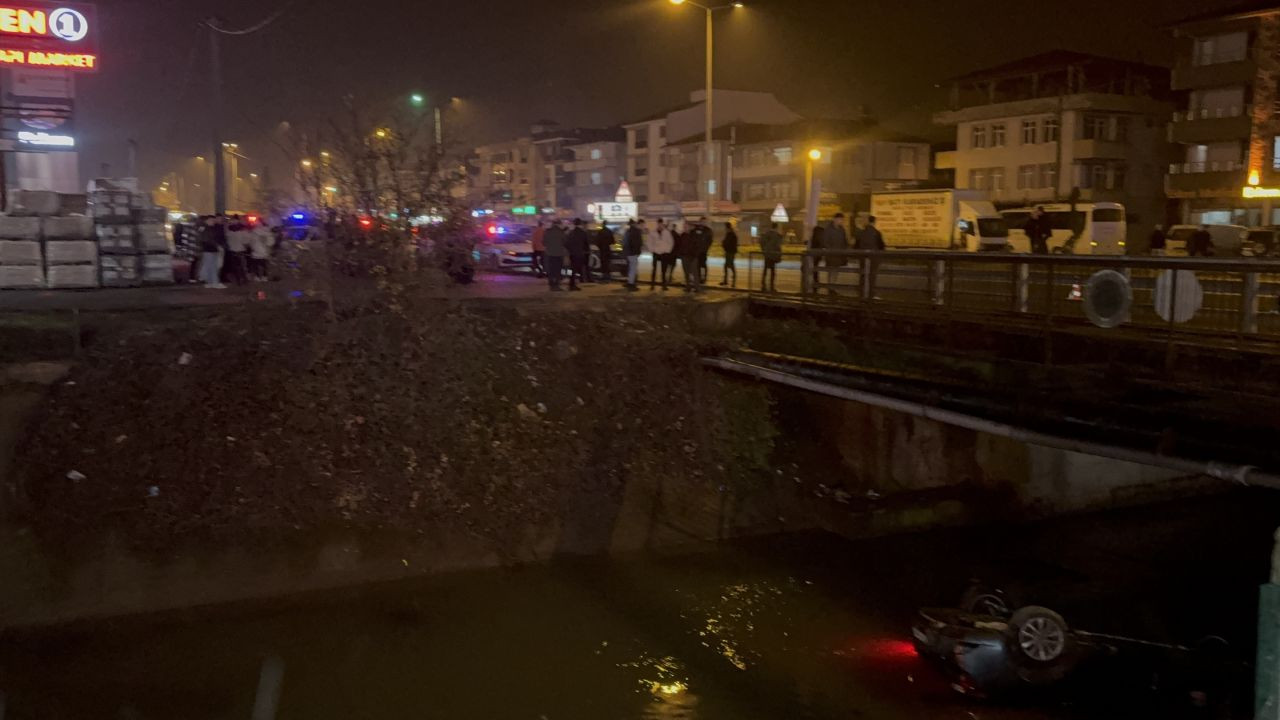 Düzce'de feci kaza! Kontrolden çıkan otomobil dereye uçtu: 3 yaralı - Sayfa 7