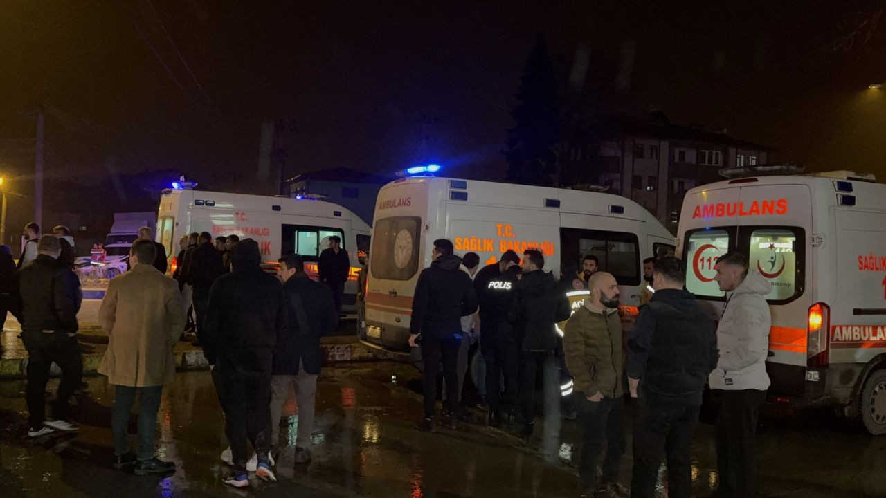 Düzce'de feci kaza! Kontrolden çıkan otomobil dereye uçtu: 3 yaralı - Sayfa 5