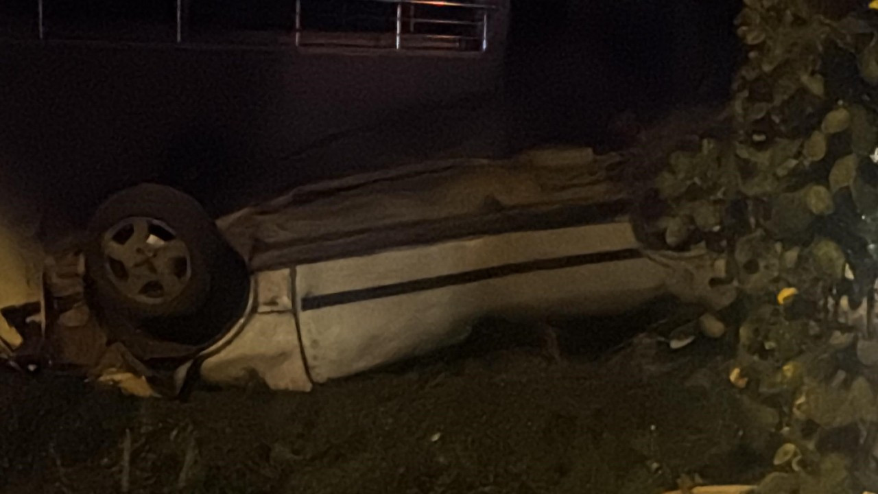 Kontrolden çıkan otomobil sitenin duvarı aşıp takla attı : 1 yaralı