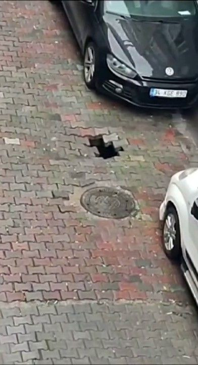 Sultangazi'de Yağış Sonrası Yol Çöktü Ev Ve İşyerlerini Su Bastı: Vatandaşlar İSKİ'ye Tepki Gösterdi! - Sayfa 3