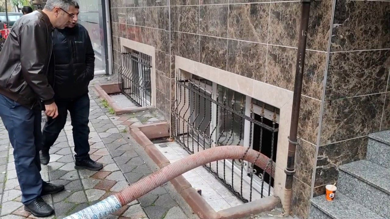 Sultangazi'de Yağış Sonrası Yol Çöktü Ev Ve İşyerlerini Su Bastı: Vatandaşlar İSKİ'ye Tepki Gösterdi! - Sayfa 1