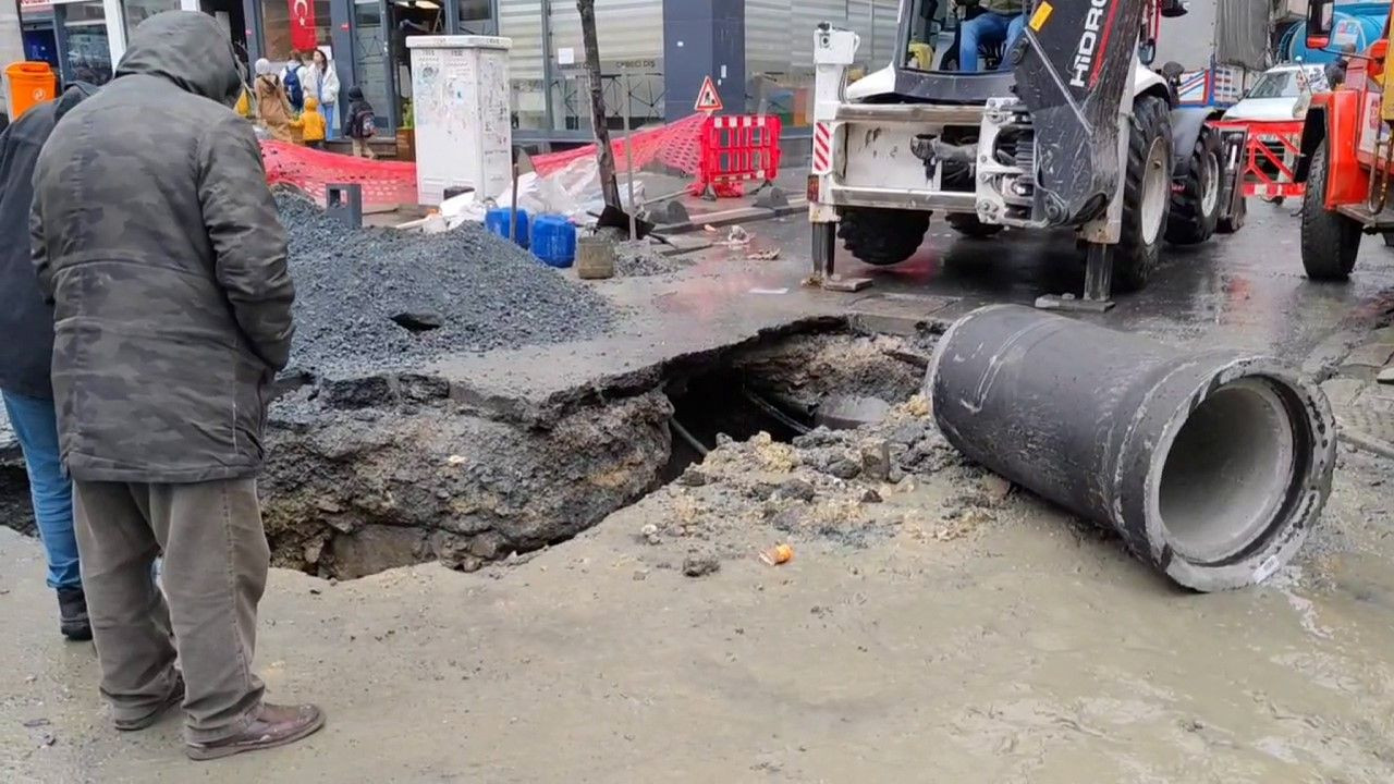 Sultangazi'de Yağış Sonrası Yol Çöktü Ev Ve İşyerlerini Su Bastı: Vatandaşlar İSKİ'ye Tepki Gösterdi! - Sayfa 4