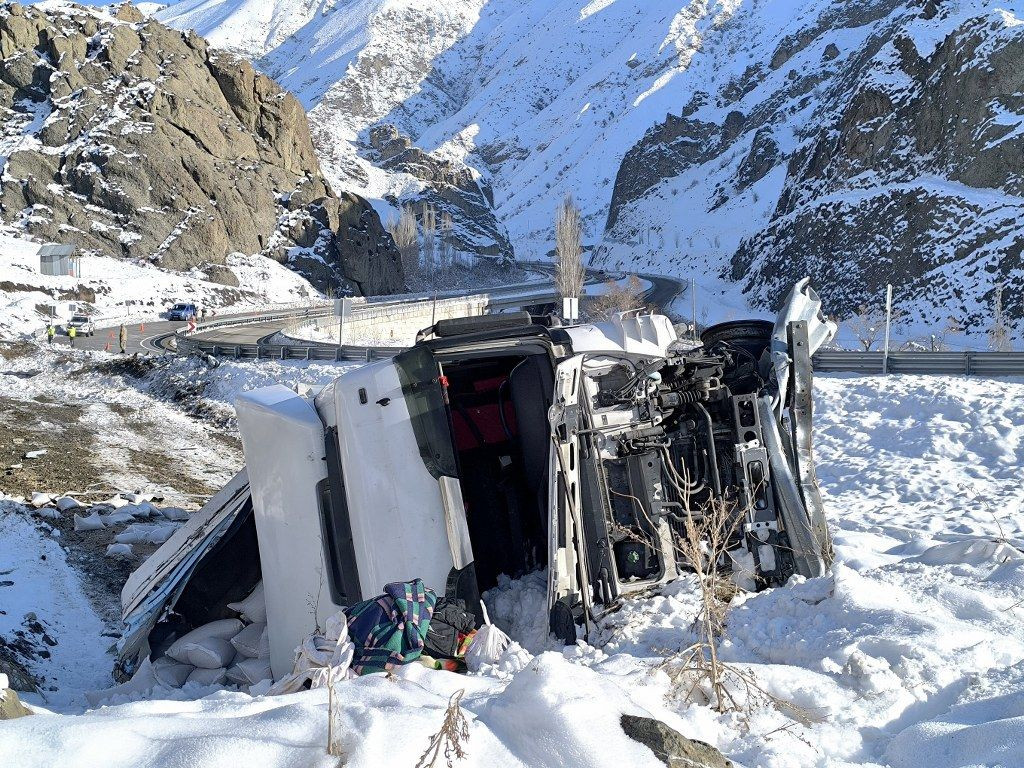 Oltu Yol Ayrımında Bir Kaza Daha: TIR Şarampole Yuvarlandı - Sayfa 6