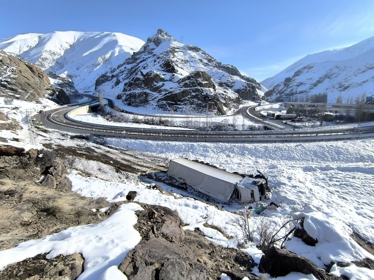 Oltu Yol Ayrımında Bir Kaza Daha: TIR Şarampole Yuvarlandı - Sayfa 1