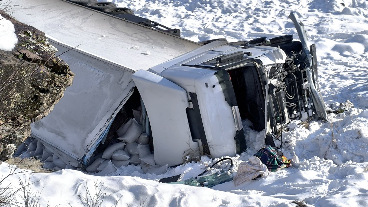 Oltu Yol Ayrımında Bir Kaza Daha: TIR Şarampole Yuvarlandı