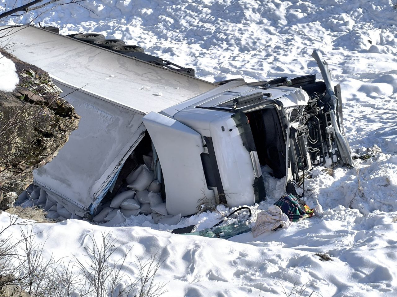 Oltu Yol Ayrımında Bir Kaza Daha: TIR Şarampole Yuvarlandı - Sayfa 2