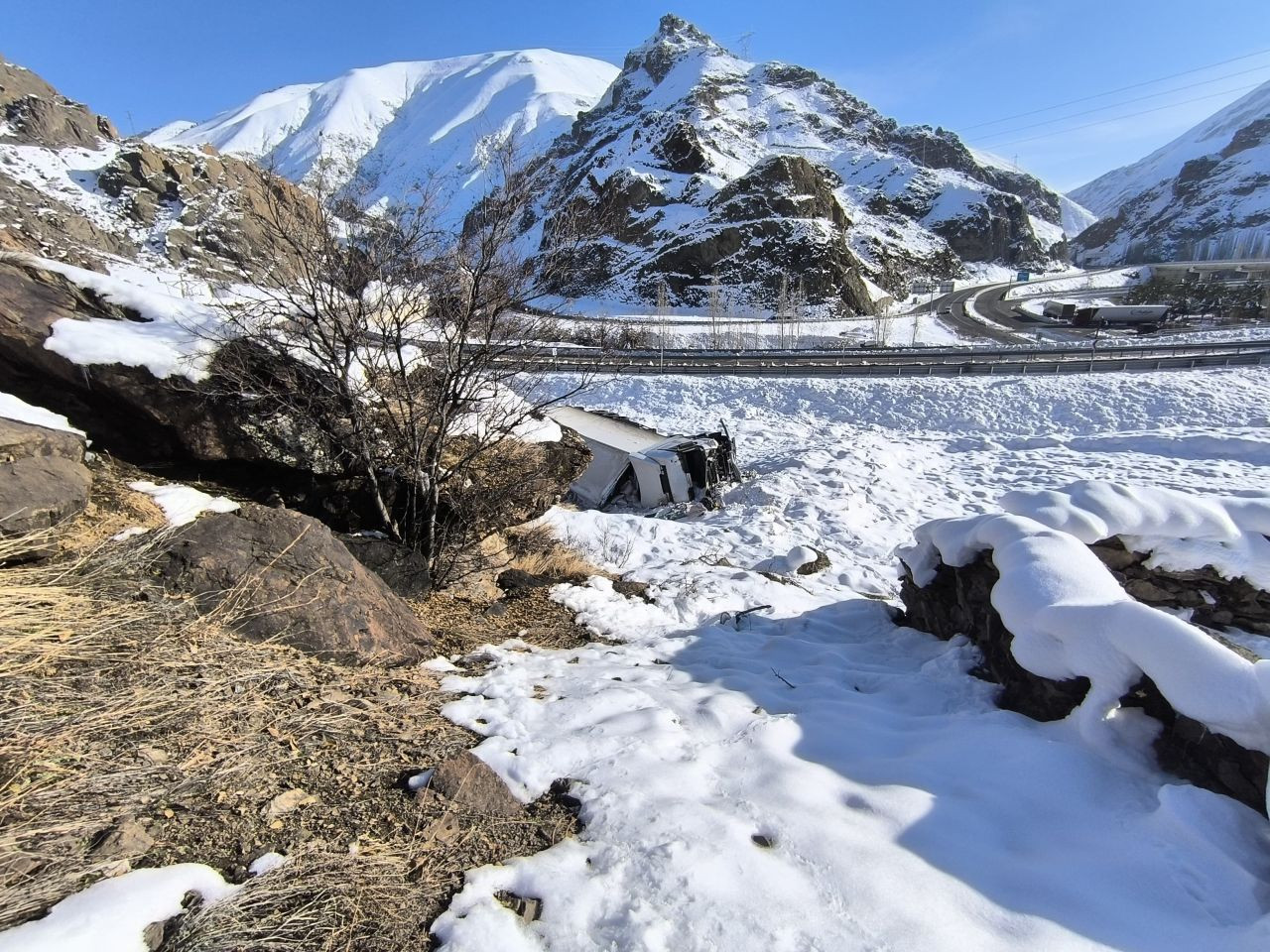 Oltu Yol Ayrımında Bir Kaza Daha: TIR Şarampole Yuvarlandı - Sayfa 3