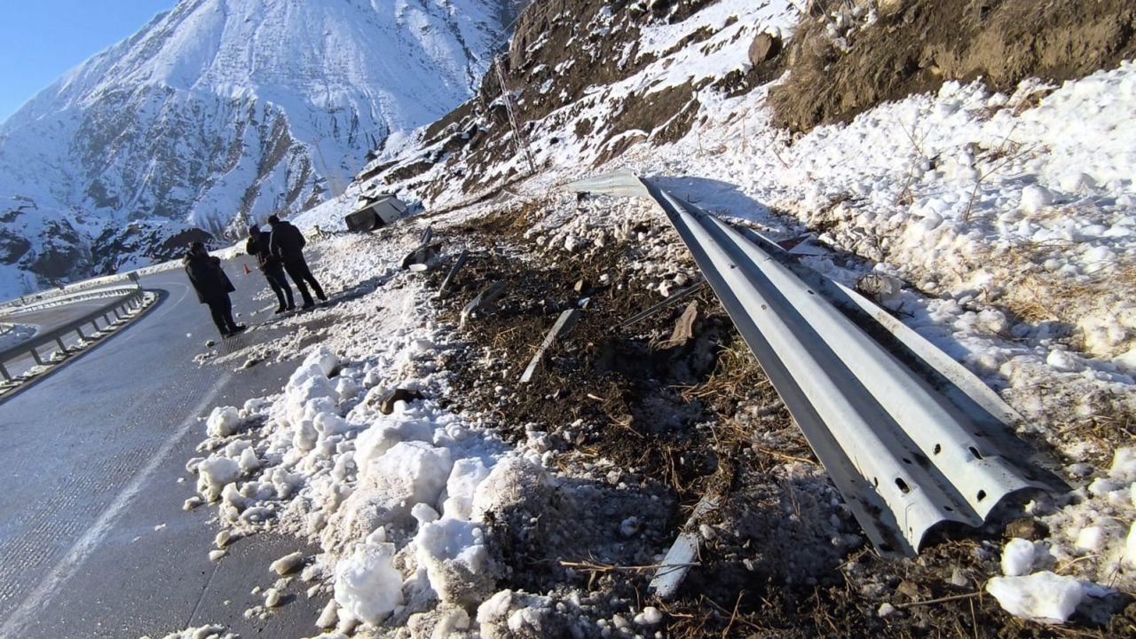 Oltu Yol Ayrımında Bir Kaza Daha: TIR Şarampole Yuvarlandı - Sayfa 4