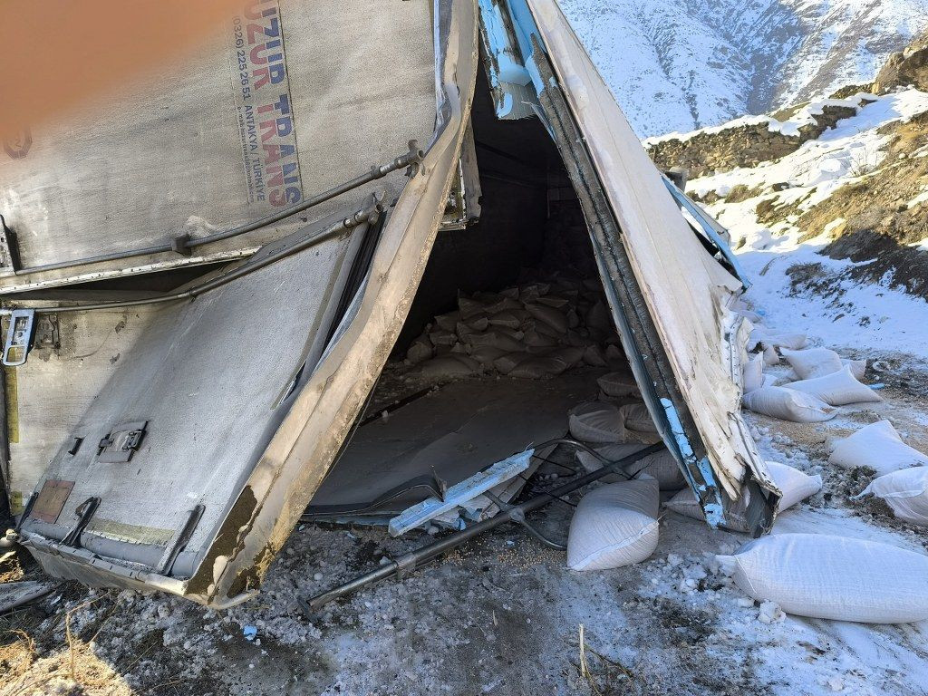 Oltu Yol Ayrımında Bir Kaza Daha: TIR Şarampole Yuvarlandı - Sayfa 8