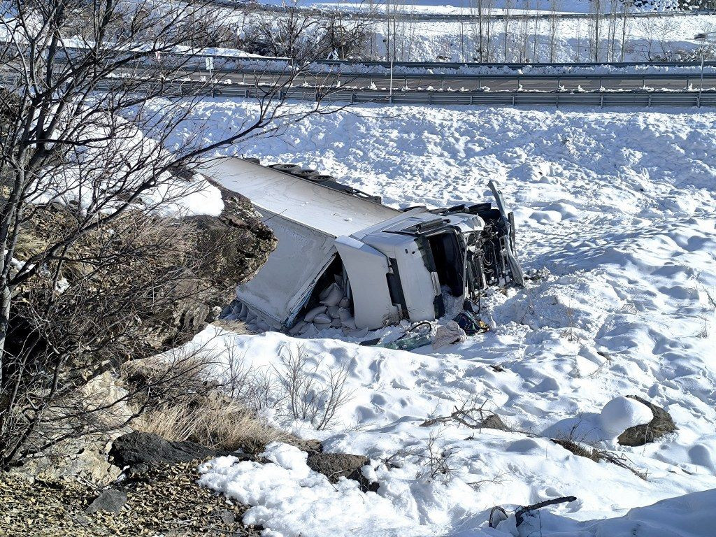 Oltu Yol Ayrımında Bir Kaza Daha: TIR Şarampole Yuvarlandı - Sayfa 9