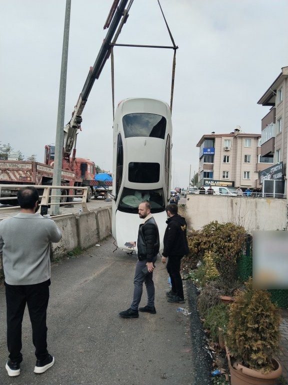 Otomobilin Panelvana Çarpıp 2 Metrelik Duvardan Düşme Anı Kamerada - Sayfa 4