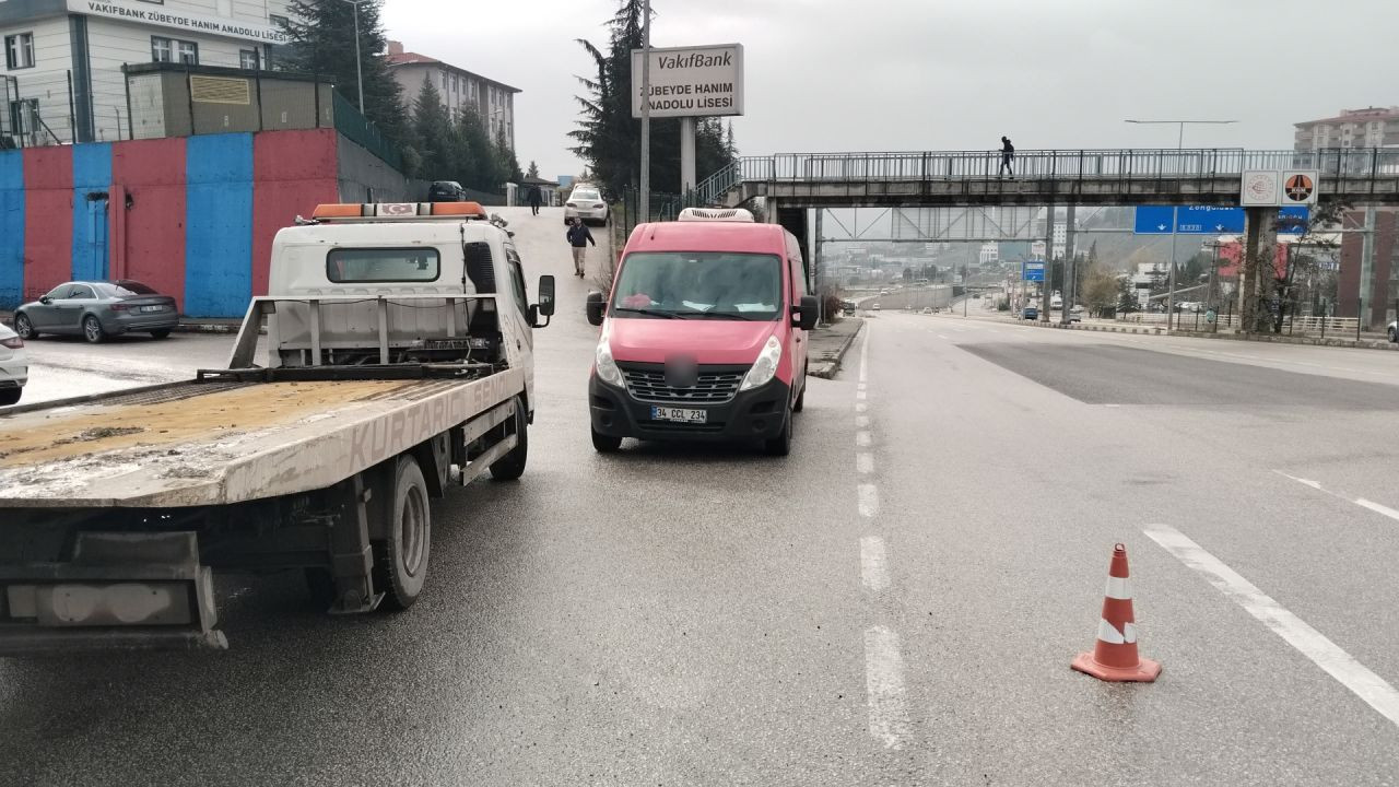 Otomobilin Panelvana Çarpıp 2 Metrelik Duvardan Düşme Anı Kamerada - Sayfa 2