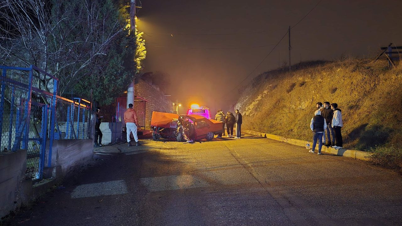 Ehliyetsiz Sürücünün Tofaş Yolculuğu Direkte Bitti: 2’si Ağır 3 Yaralı - Sayfa 6